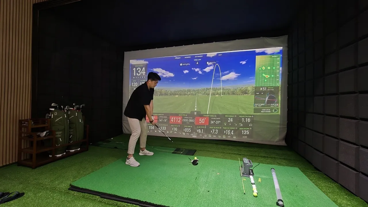 AnyBirdie golf simulator event space