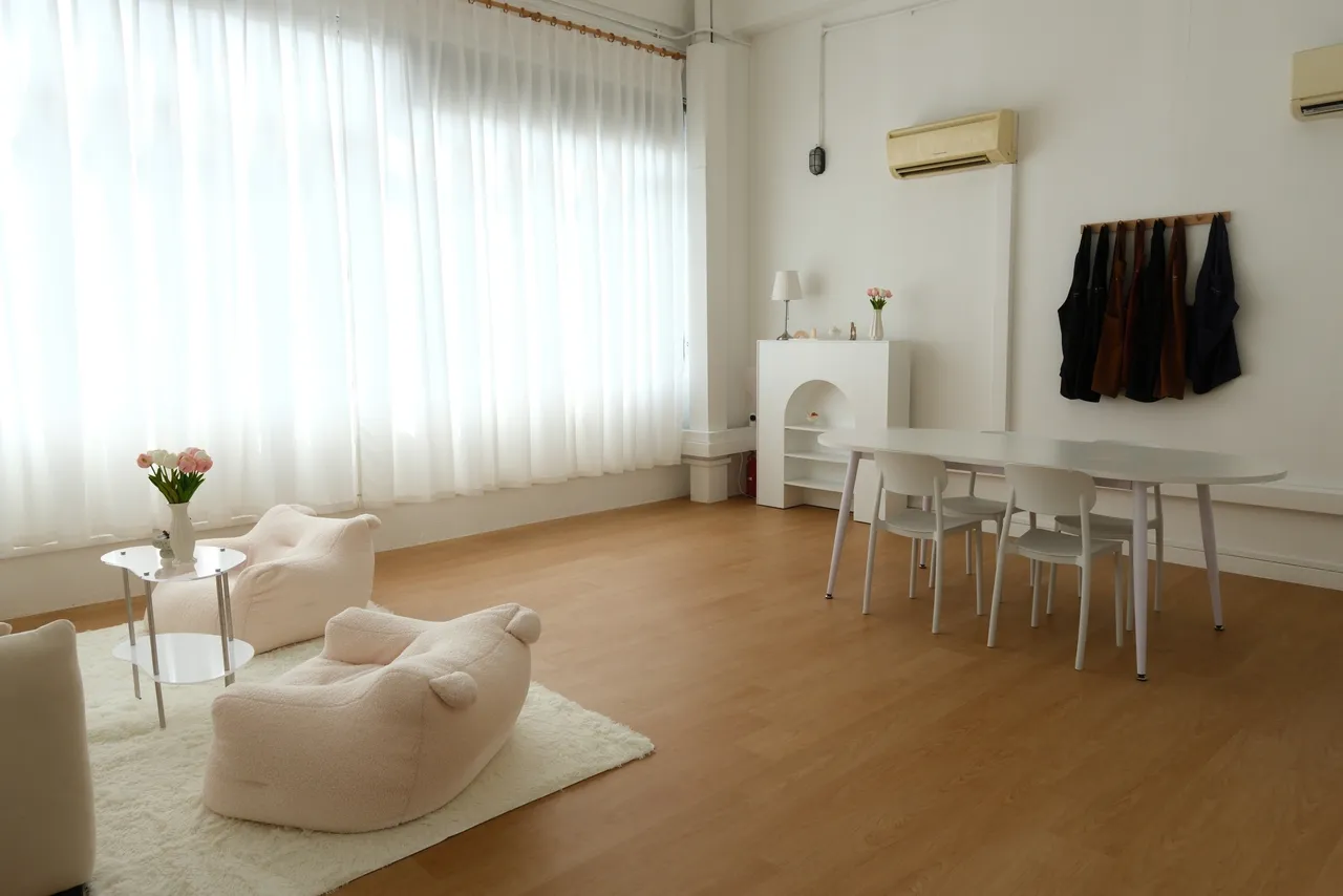 White Pixies lounge and dining area